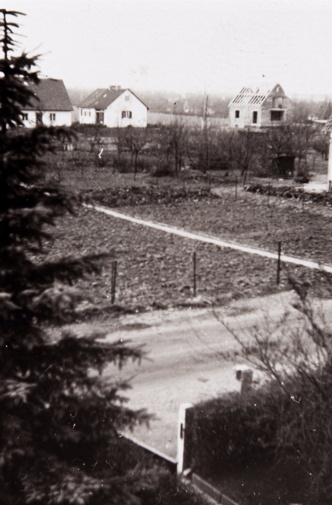 Das sieht man auch hier: Der Feldweg "Ginsterbusch" mit Blick in Richtung Am Sauerwinkel wo nun auch gebaut wurde... (Strecker)
