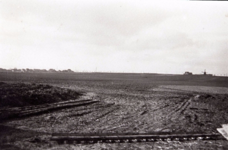 Es begann mit unserer Siedlung in Oberricklingen ca. 1939. Das Bild zeigt den Blick über freie Äcker nach Westen in Richtung Wettbergen, zur Wettberger Mühle und zur Hamelner Chaussee -  heute die B217   (Heitefuß)